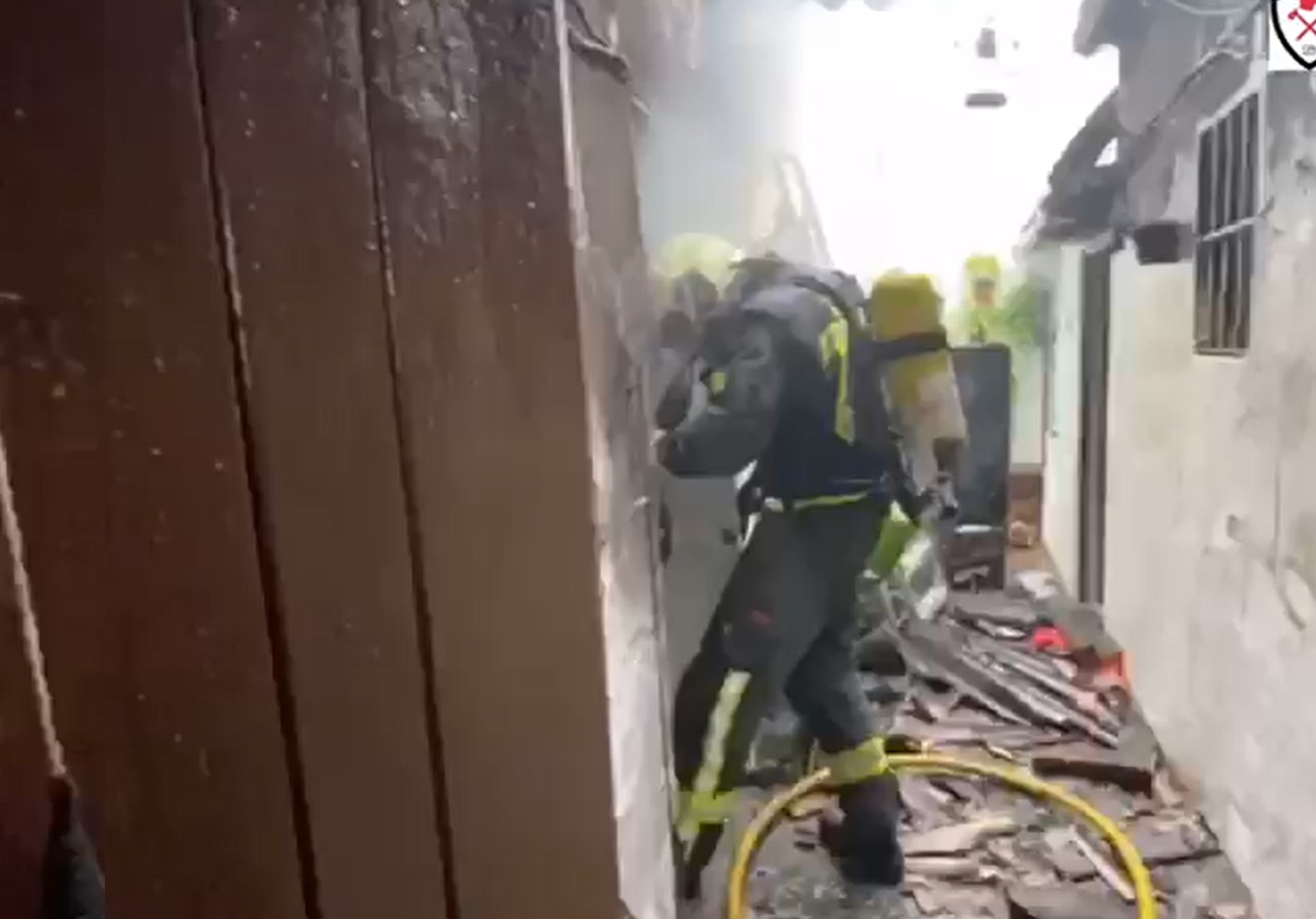 Momento de la intervención de los bomberos en la vivienda. Foto CPB Málaga.