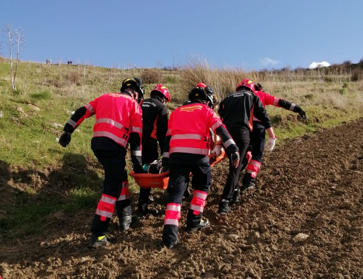 Los bomberos de Ronda en el momento del rescate del parapentista accidentado. Foto CPB.