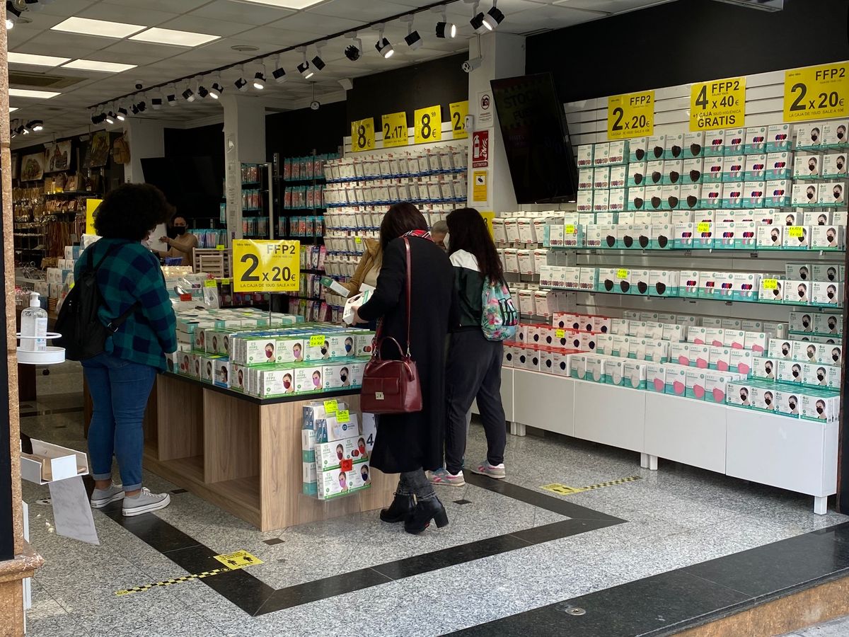Clientes comprando mascarillas en un establecimiento del centro de Ronda.