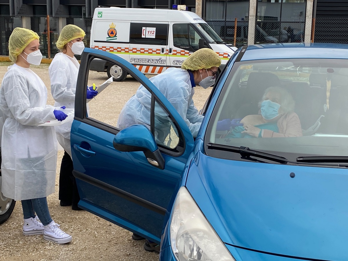 Cientos de personas mayores de Ronda reciben la primera dosis de la vacuna contra el Covid