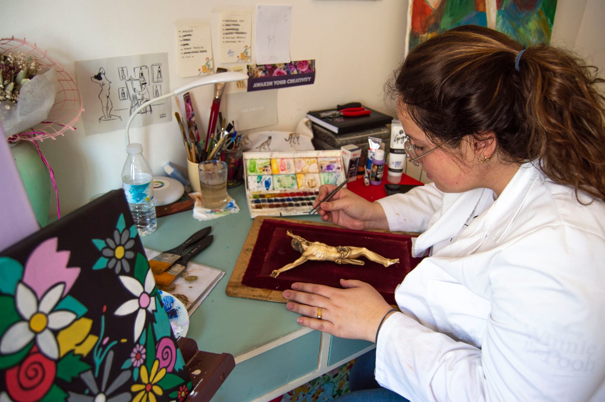 Lola Lobato realizando uno de sus trabajos en su estudio de pintura.