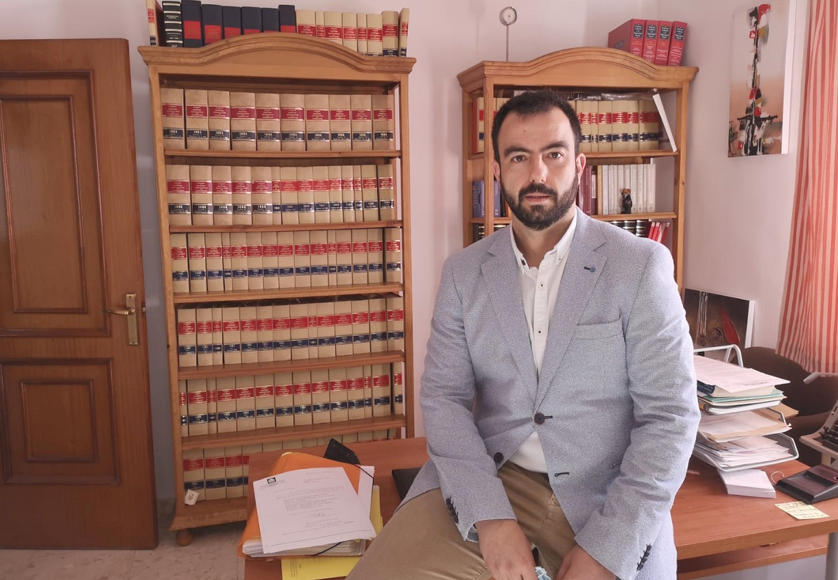 Alberto Serrano, portavoz de Ciudadanos en el Ayuntamiento de Ronda, en su despacho profesional.