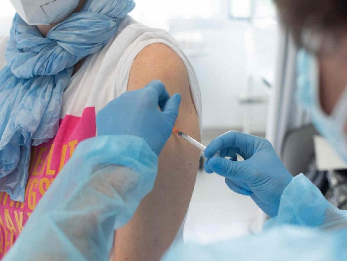Andalucía permitirá en un mes la vacunación voluntaria con la segunda dosis de AstraZeneca
