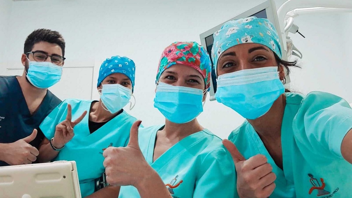 Un equipo de Corporación Dental con mascarillas dobles.