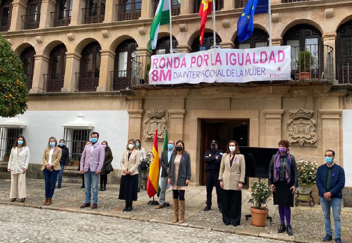 El acto institucional se ha celebrado en las puertas del Ayuntamiento.