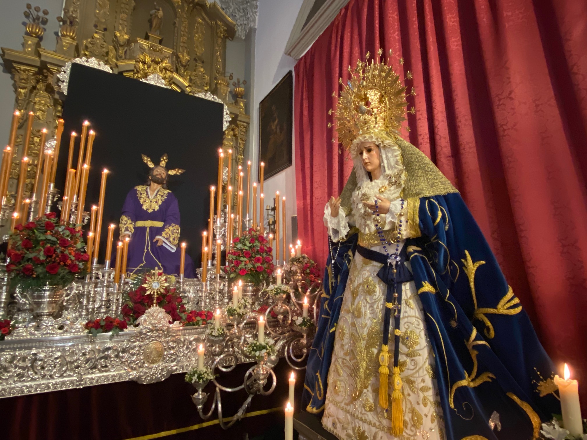 Los titulares de la Hermandad han quedado expuestos para poder ser contemplados por los fieles.