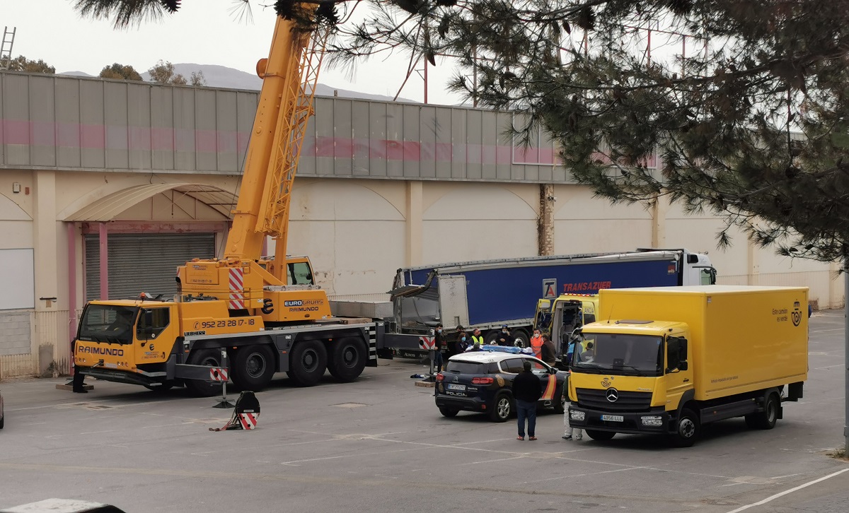 Momento en el que la Policía y los sanitarios intervienen en el accidente laboral.