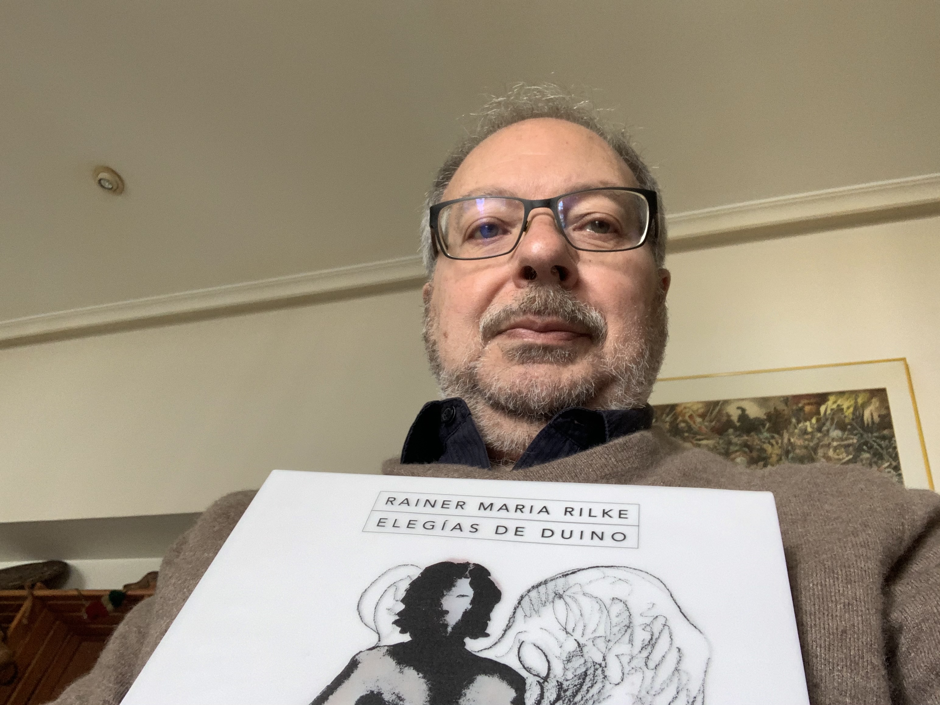 Pedro Tabernero, el director de este trabajo, muestra un ejemplar de su último libro.