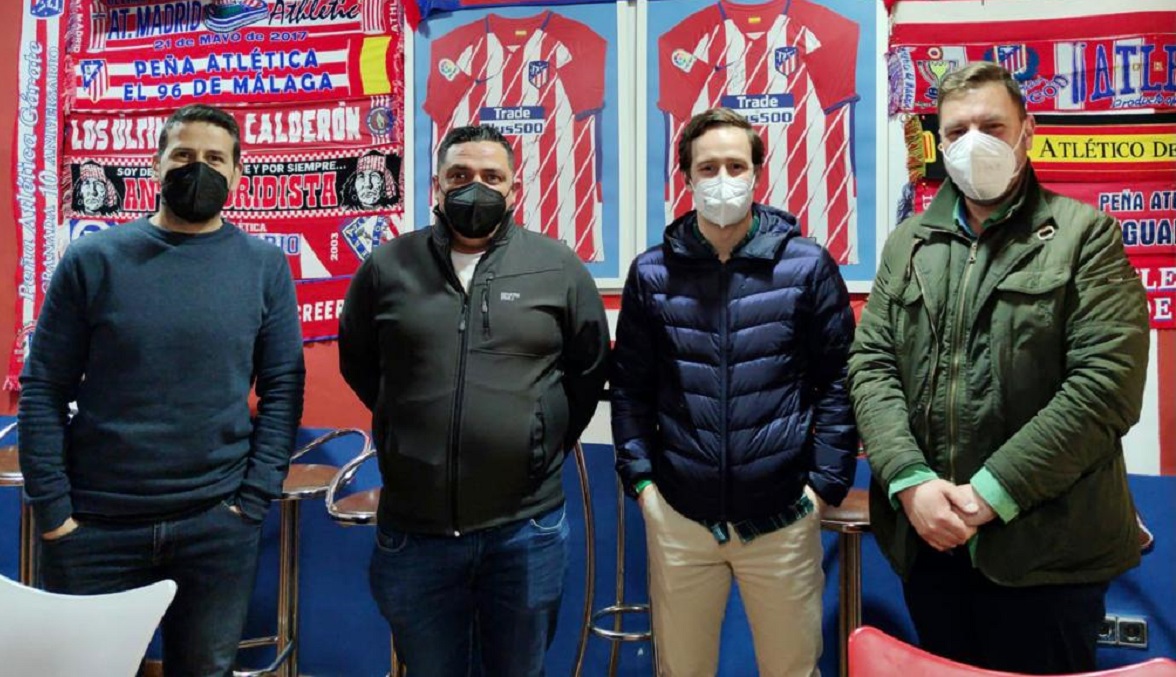 El concejal se reunión con el presidente y otros miembros de este colectivo para conocer su labor.