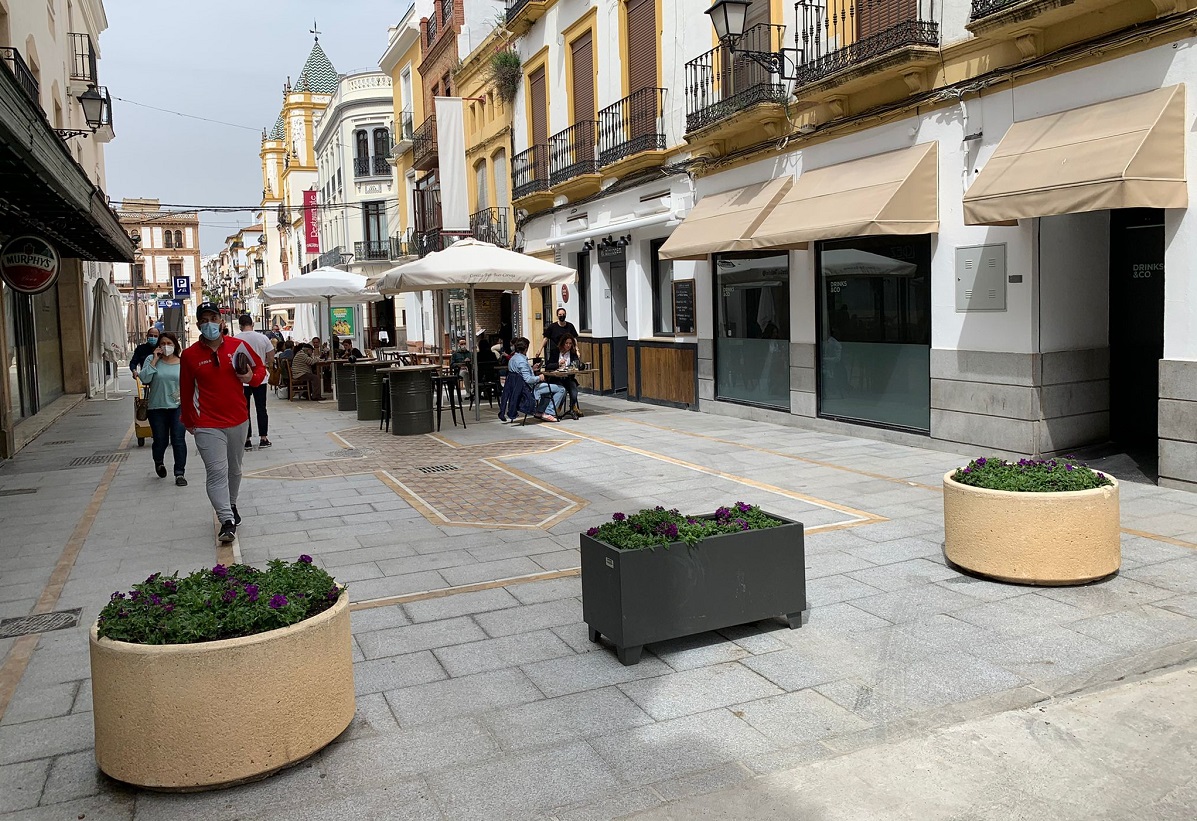 Se ha considerado la necesidad de evitar el paso de vehículos que accedían por esta zona al aparcamiento situado en la plaza del Socorro