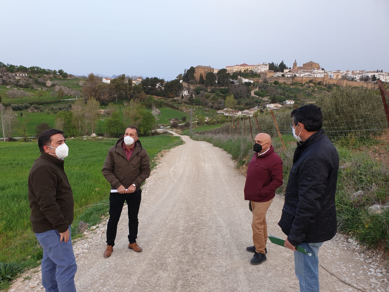 El delegado territorial de Agricultura junto con los ediles rondeños.