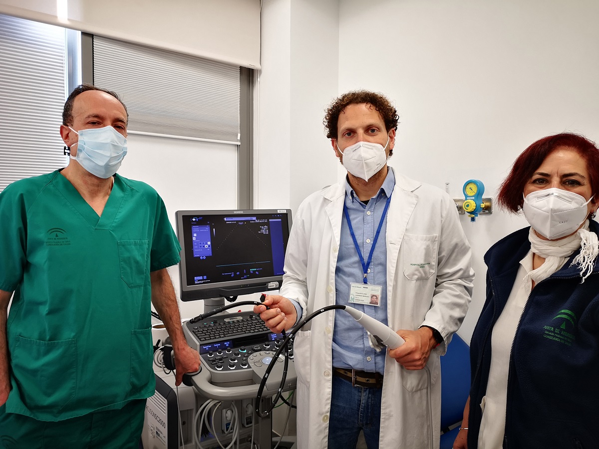 Miembros del equipo de Cardiología junto al nuevo equipo médico.