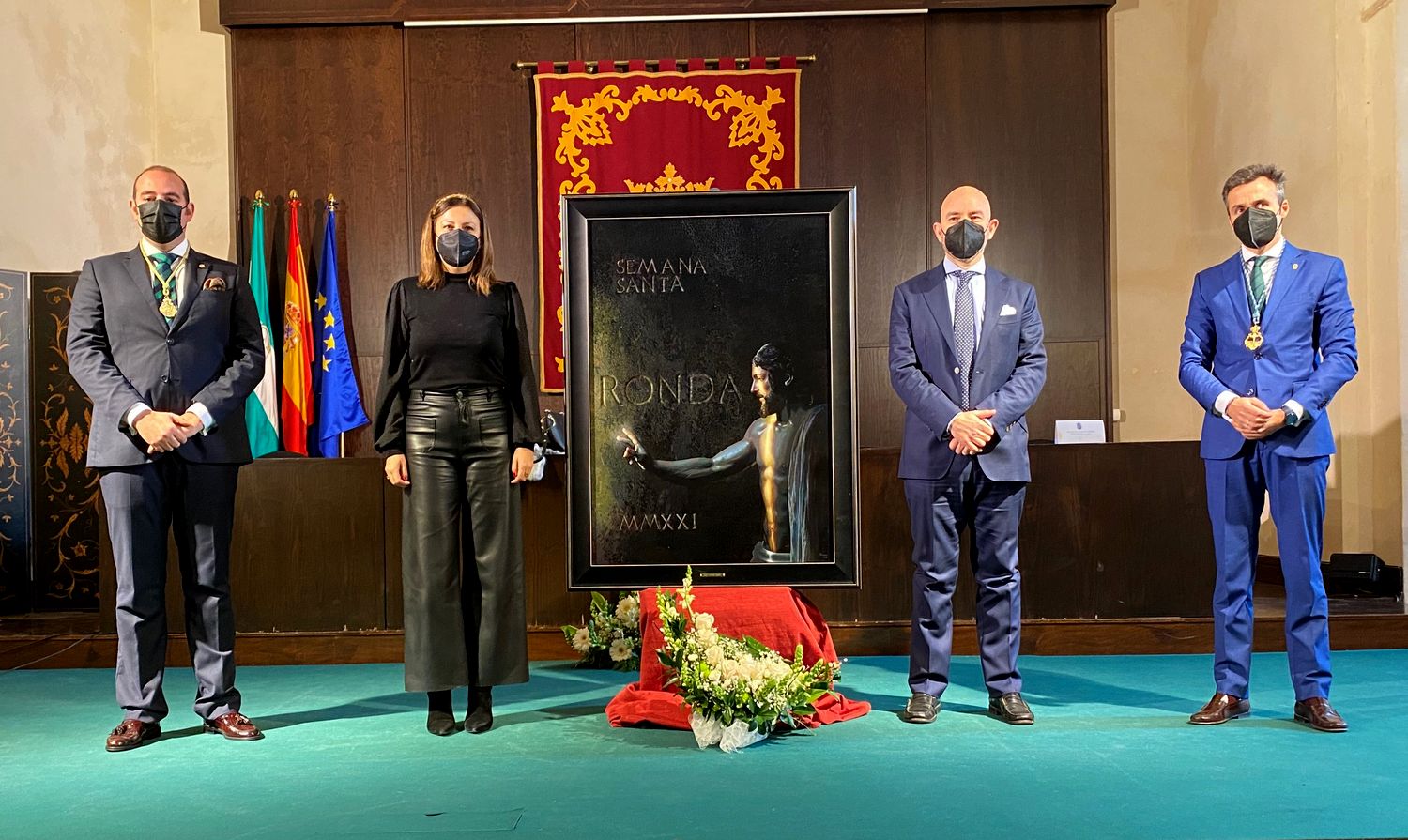El autor, en el centro de la imagen, junto a la alcaldesa y representantes de las hermandades.