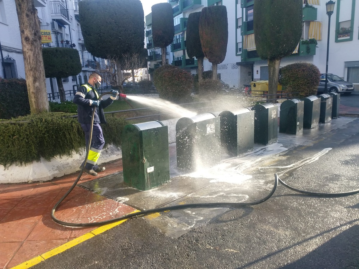 Un operario de Soliarsa desinfecta un panel de contenedores soterrados en Ronda.
