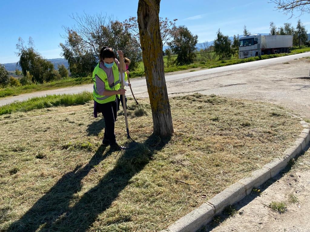 Tareas de desbroce en la pedanía de Puerto Saúco. Foto Prensa Ayuntamiento.