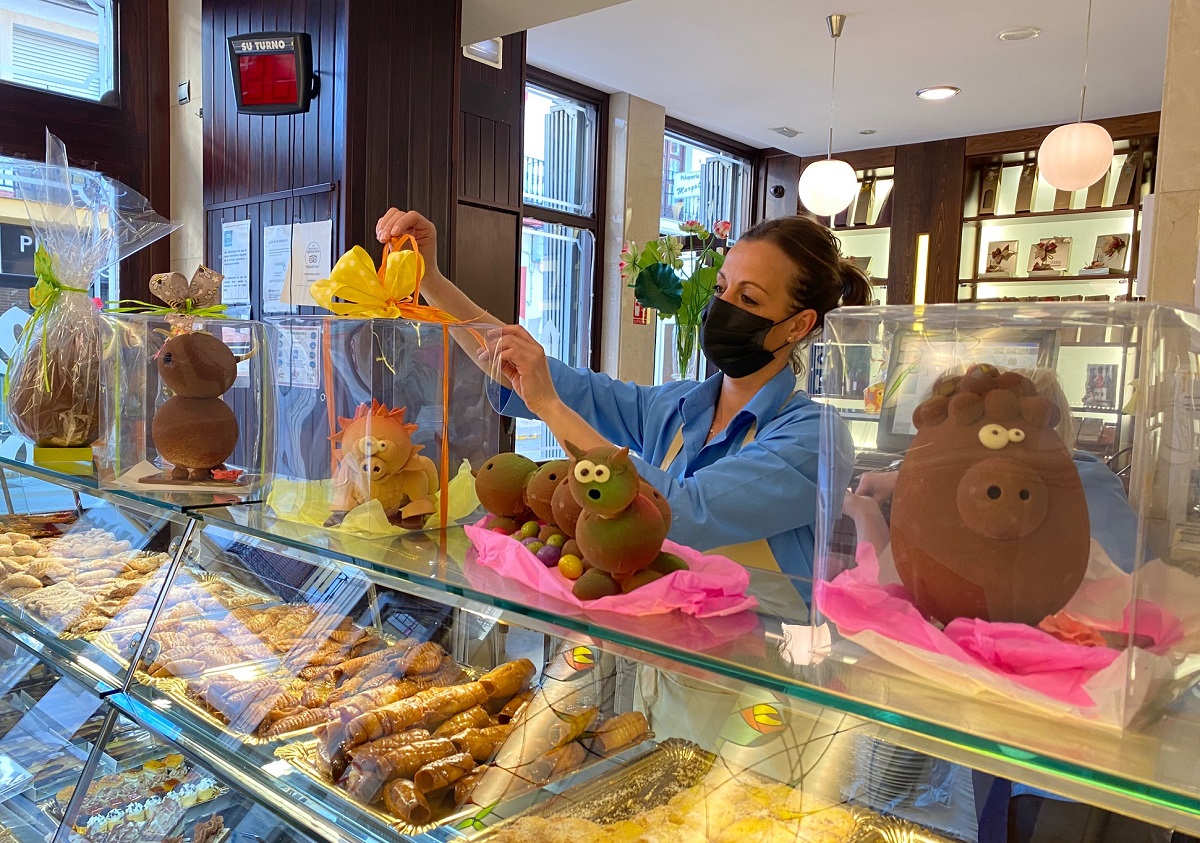 Las monas de Pascua ya están expuestas en las vitrinas de esta confitería rondeña.