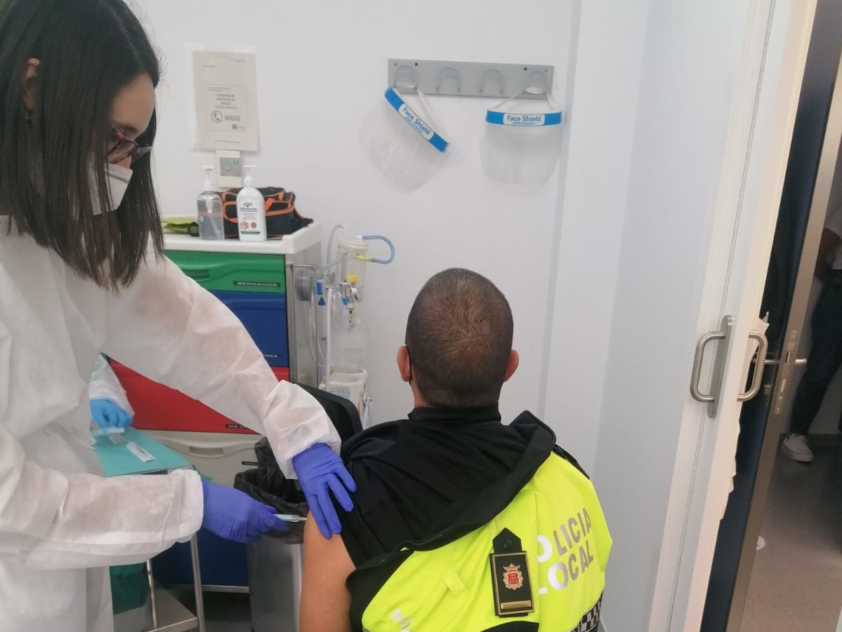 Los agentes de la Policía de Ronda empieza a recibir sus vacunas anti Covid