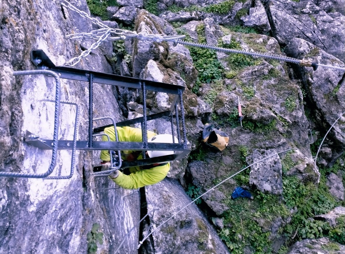 Un excursionista utiliza la fía ferrata de El Hacho de Gaucín.