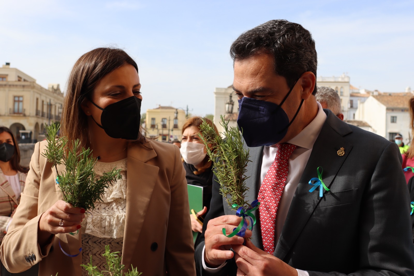 La alcaldesa junto al presidente de la Junta en el momento de quemar el romero.