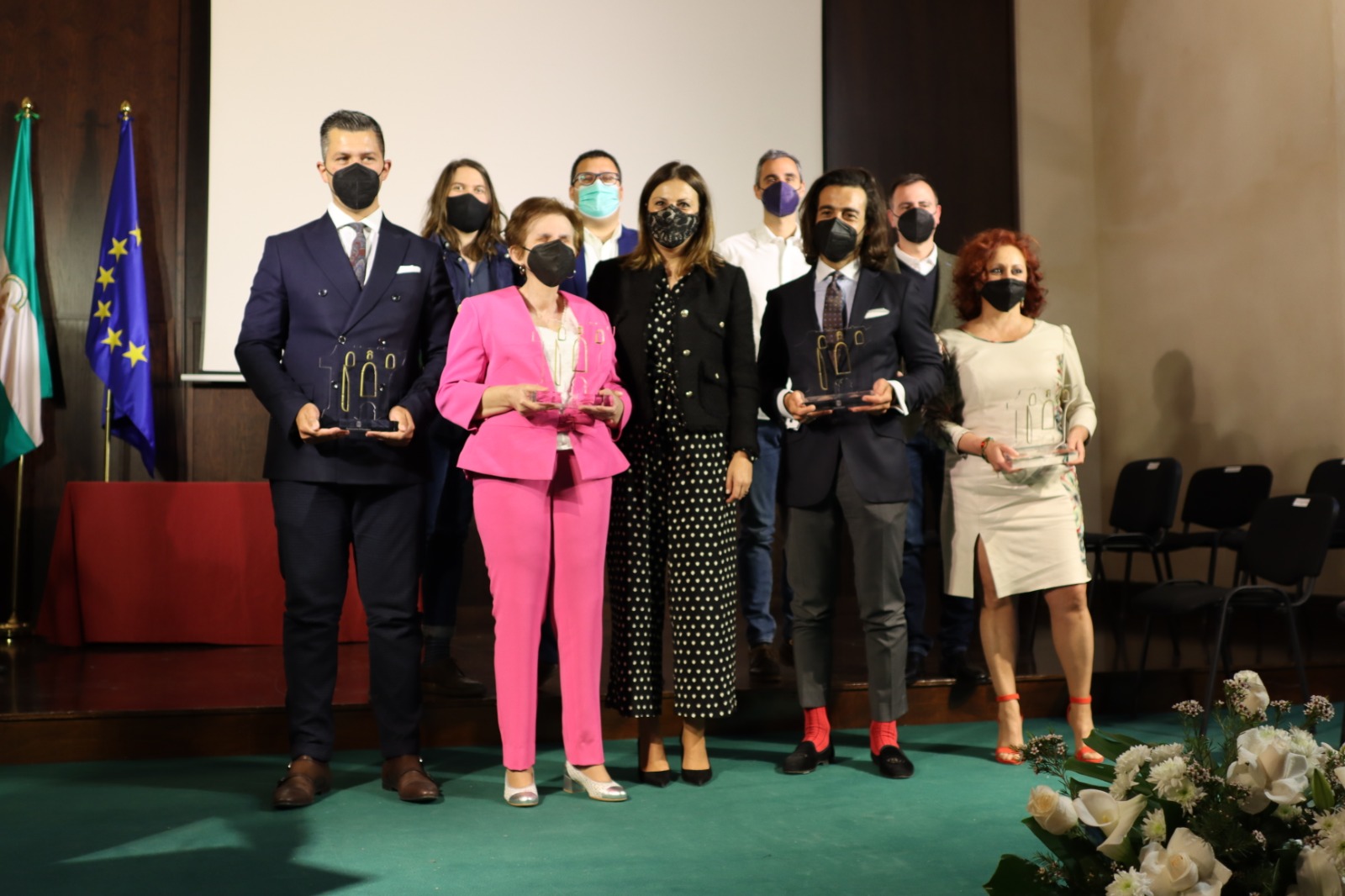 La alcaldesa junto a los empresarios y profesionales homenajeados en con motivo de 1 de Mayo.