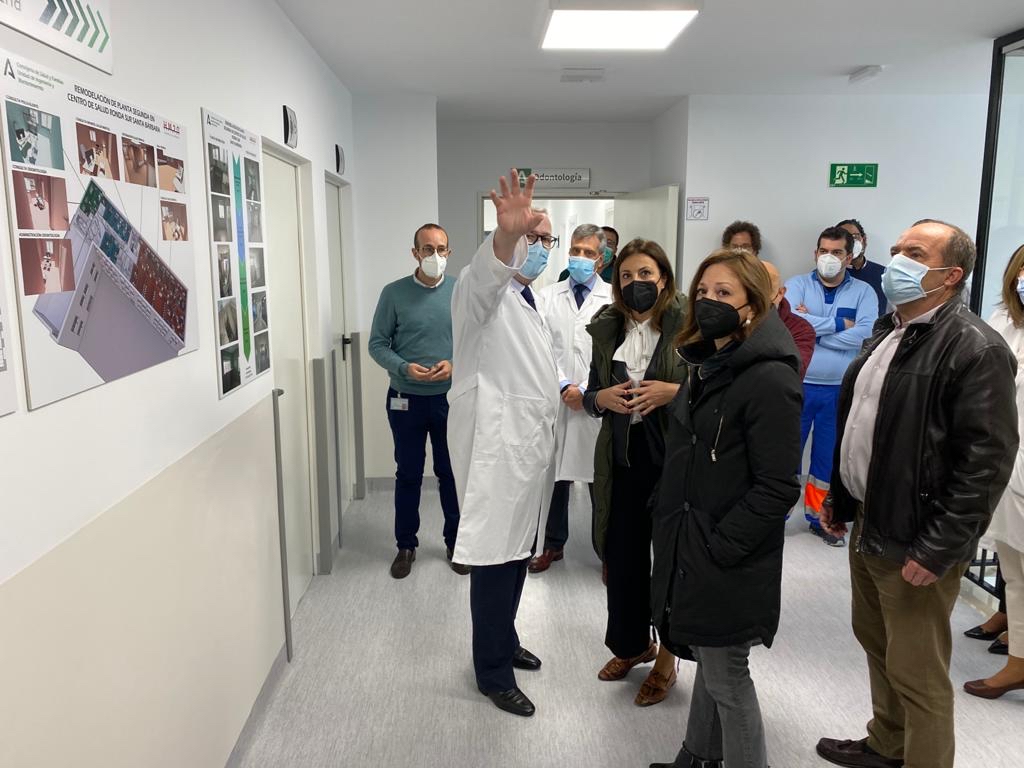 La delegada territorial de la Junta en Málaga y la alcaldesa en las instalaciones que han sido rehabilitadas.