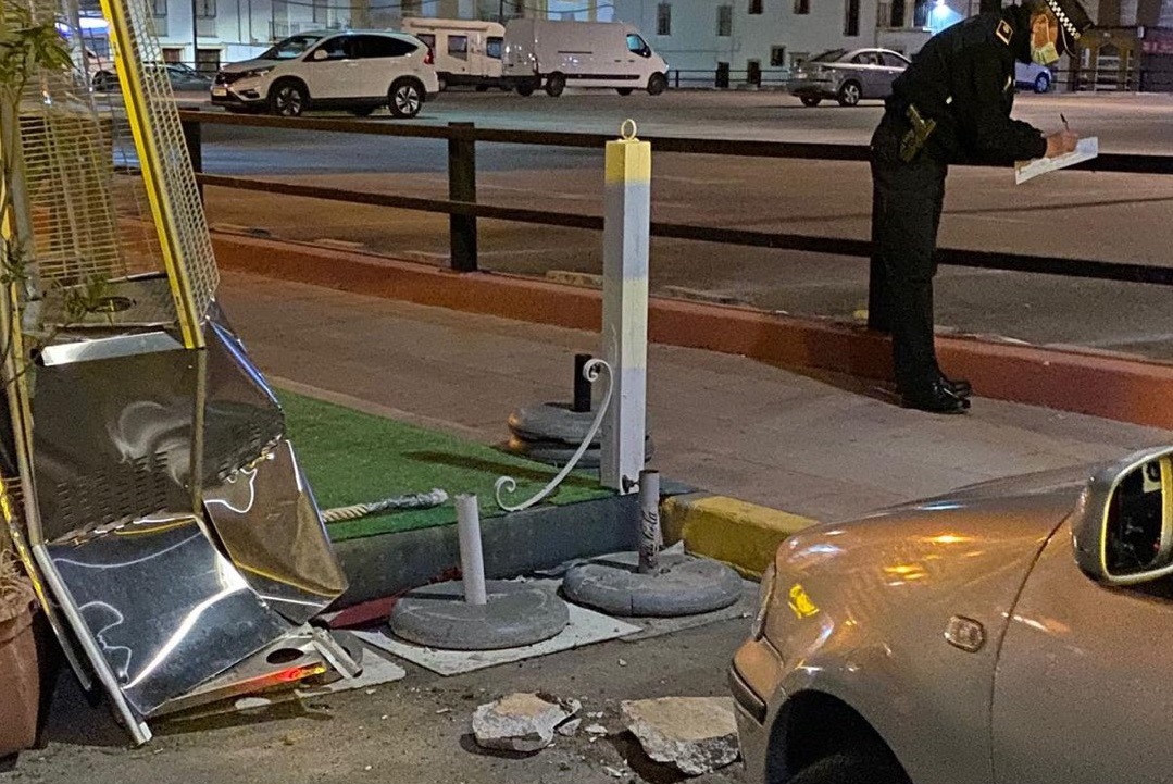 El accidente provocó daños en una de las terrazas de bar de la zona.