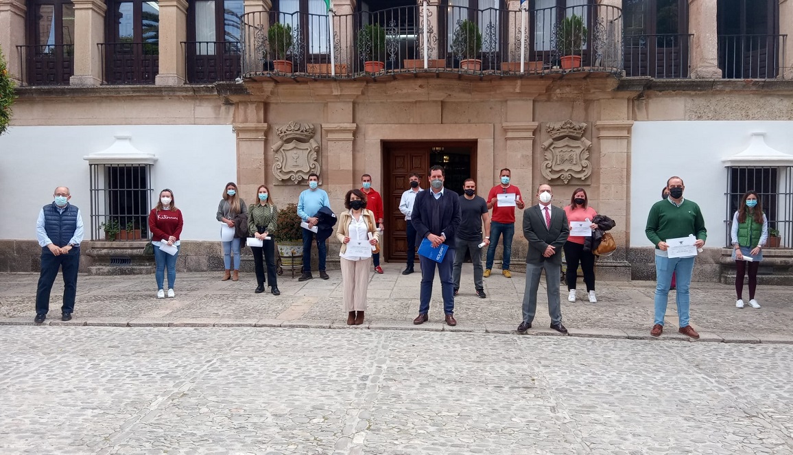 El primer premio, dotado con 800 euros, ha sido para la tienda de golosinas Dulci´s mientras que el segundo, con 400 euros, fue para Hotel Don Miguel.