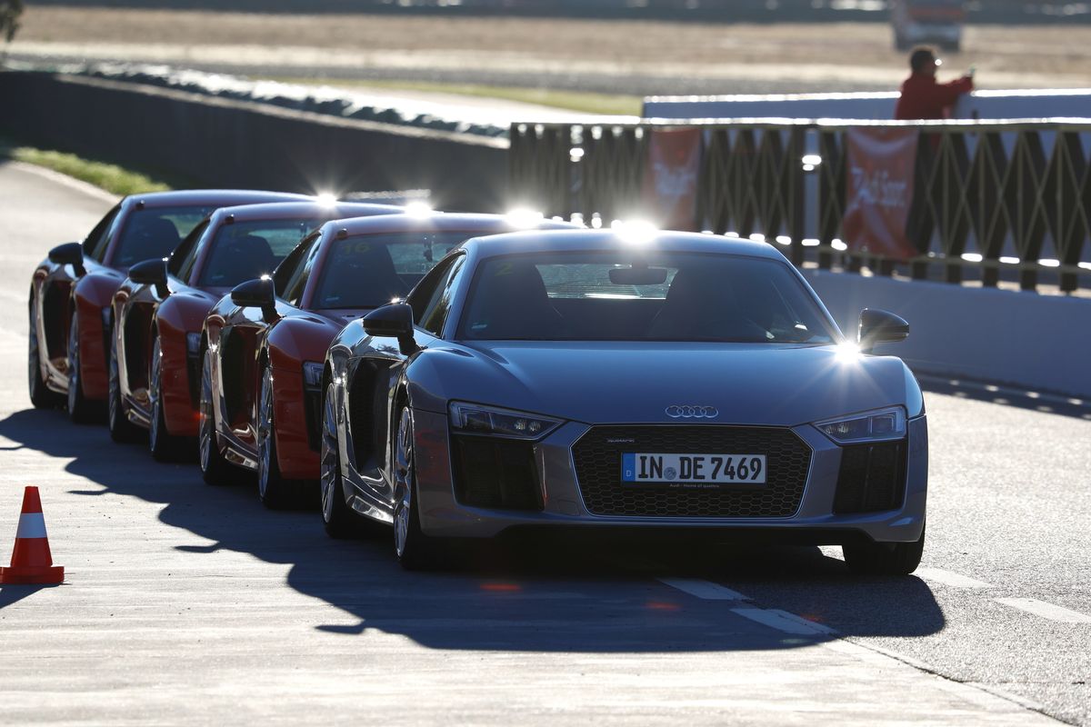 Vehículos de la marca Audi alineados en la salida del circuito Ascari de Ronda.