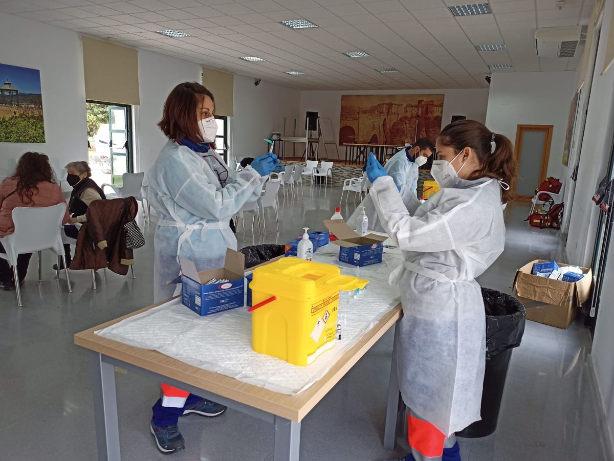 Dos enfermeras en una de las campañas de vacunación realizadas en Ronda.