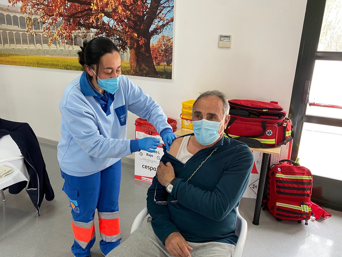 Andalucía quiere poner a la vez la tercera dosis de la vacuna anti Covid y la de la gripe a mayores de 65 años