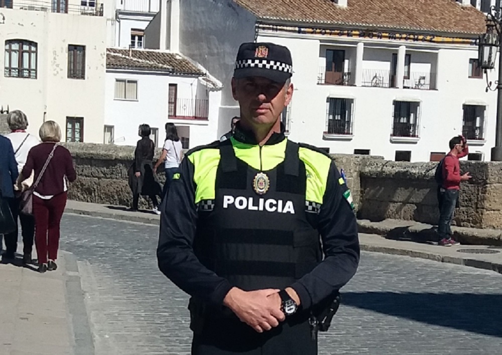 El policía local Manuel Gamarro en uno de sus servicios en Ronda.