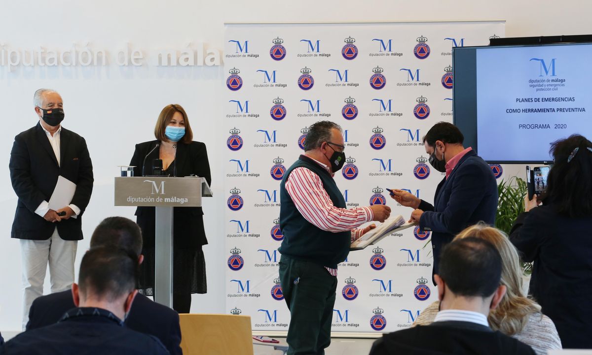 Momento en el que el aalcalde de Gaucín, Perdro Merino, recoge el plan de seguridad de su municipio.