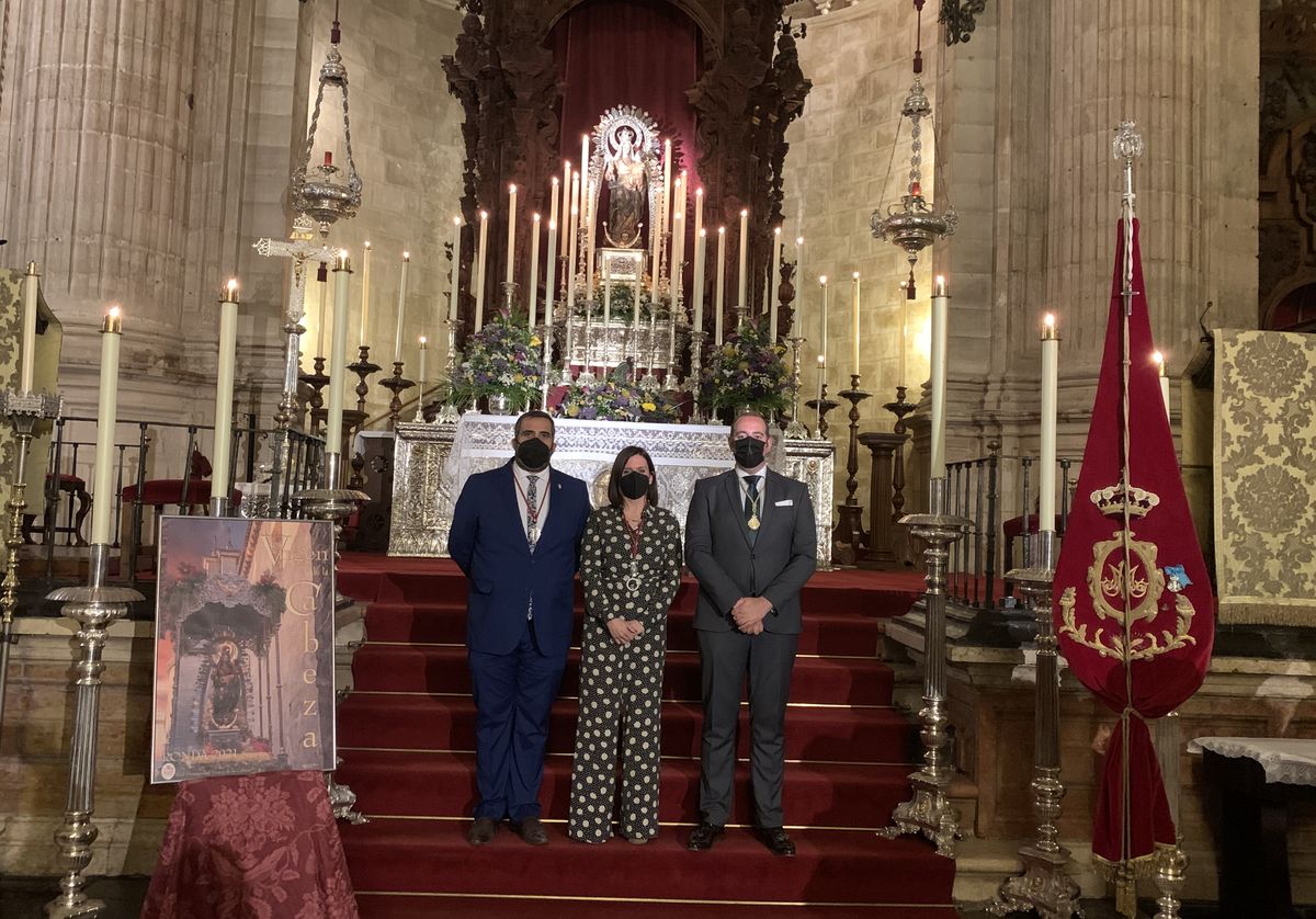Los hermanos mayores de la Cabeza y del Santo Entierro junto a la pregonera.