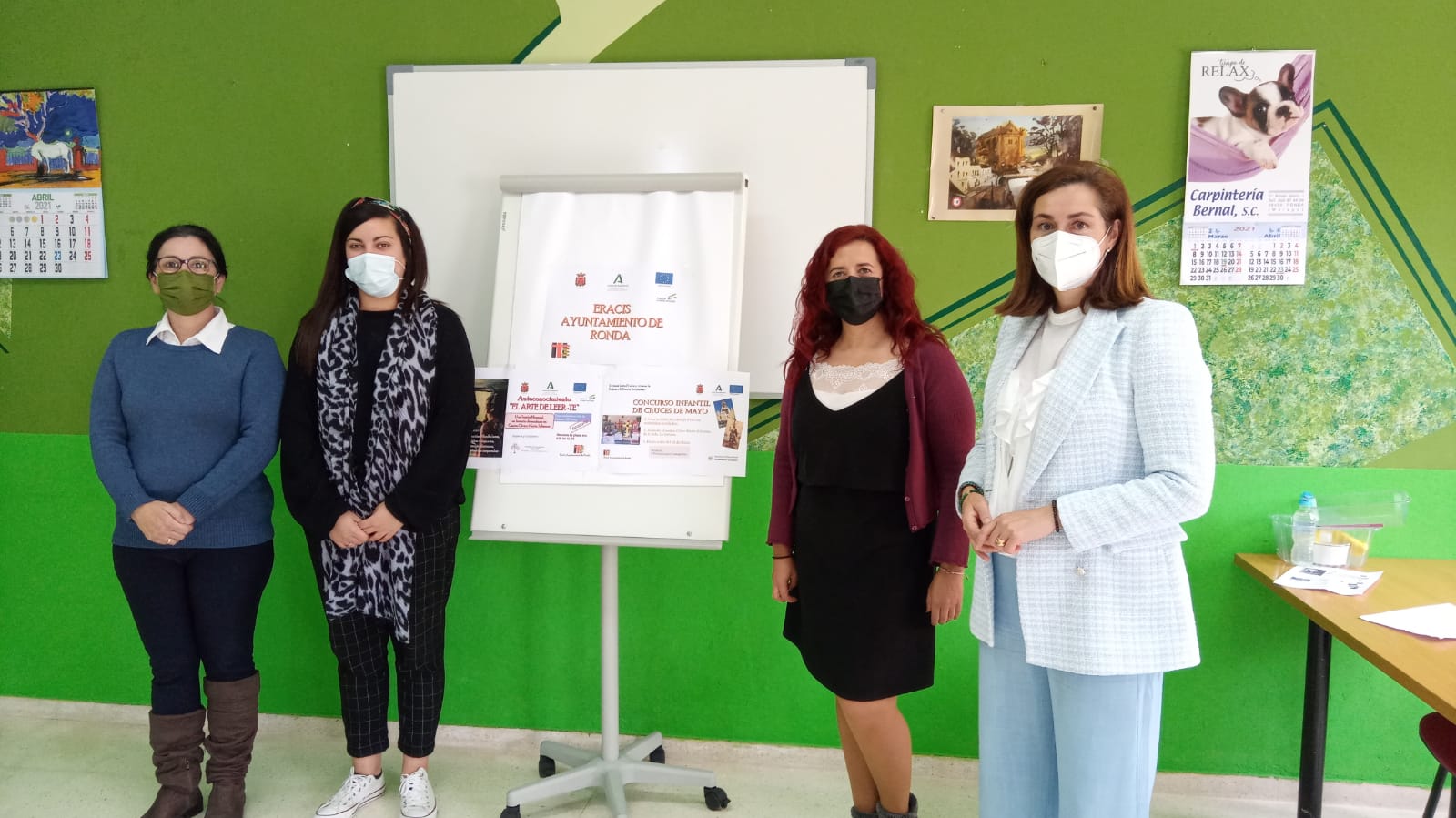 La concejal de Servicios Sociales junto a las trabajadoras.