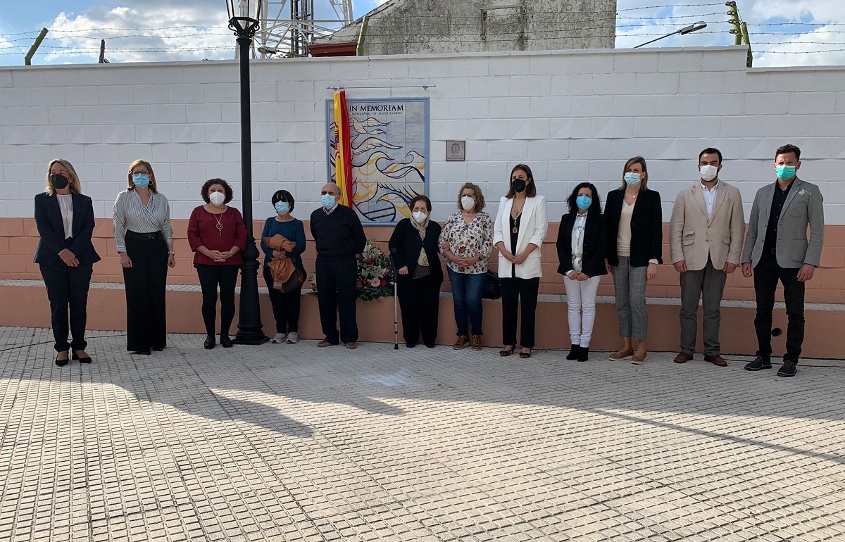 Autoridades locales y familiares han participado en el homenaje que se ha realizado esta tarde.