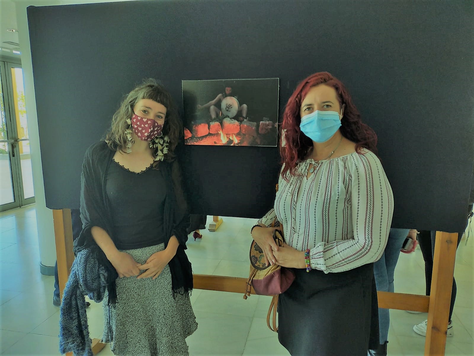 Dos de las mujeres participantes en este taller de fotografía.