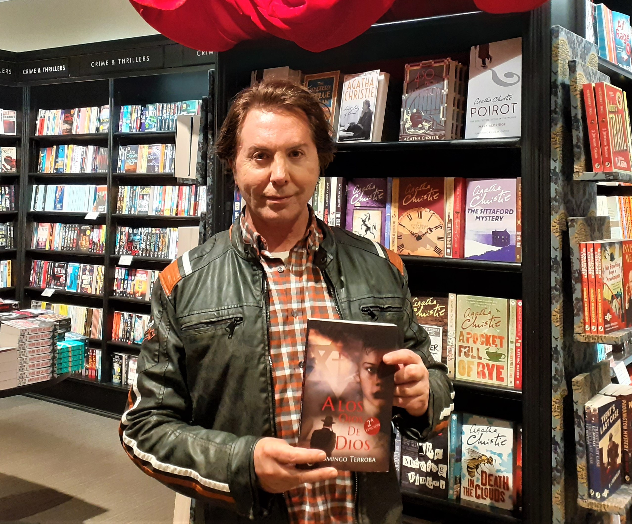 El autor rondeño con su nueva novela en las manos.