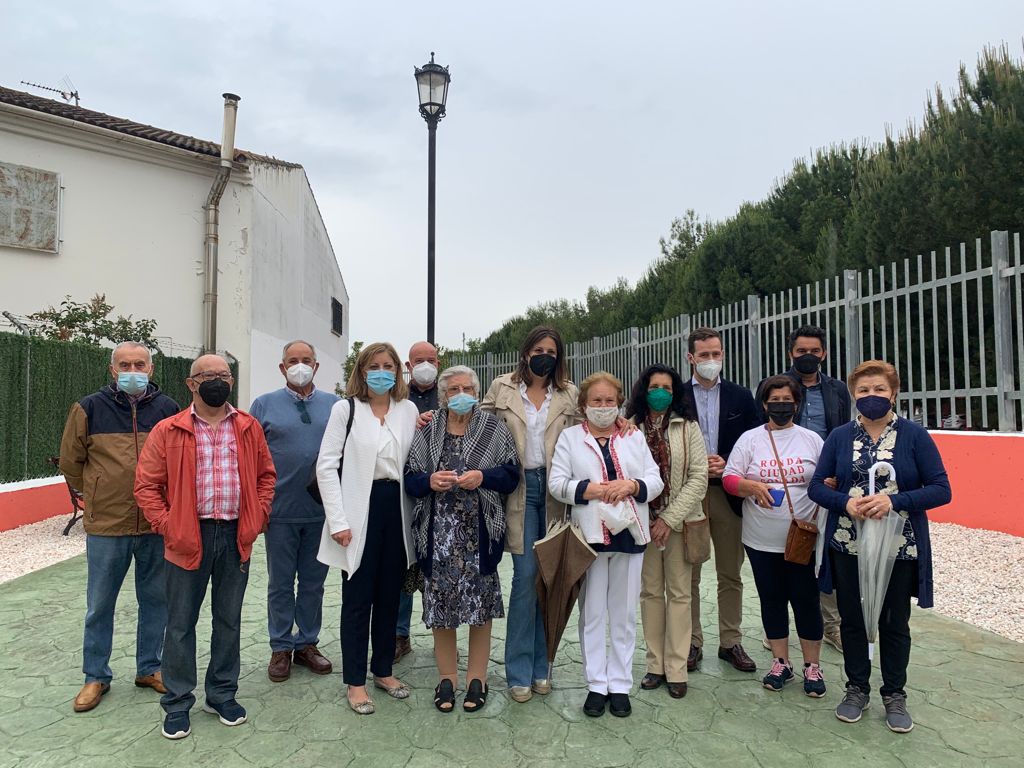 El espacio conecta este barrio con el de la UVA y ha tenido una inversión de 100.000 euros creando aparcamientos y una zona de esparcimiento .