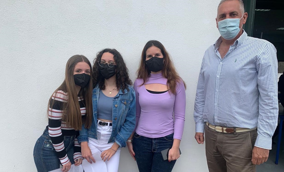 El, concejal junto con las jóvenes premiadas en el concurso.
