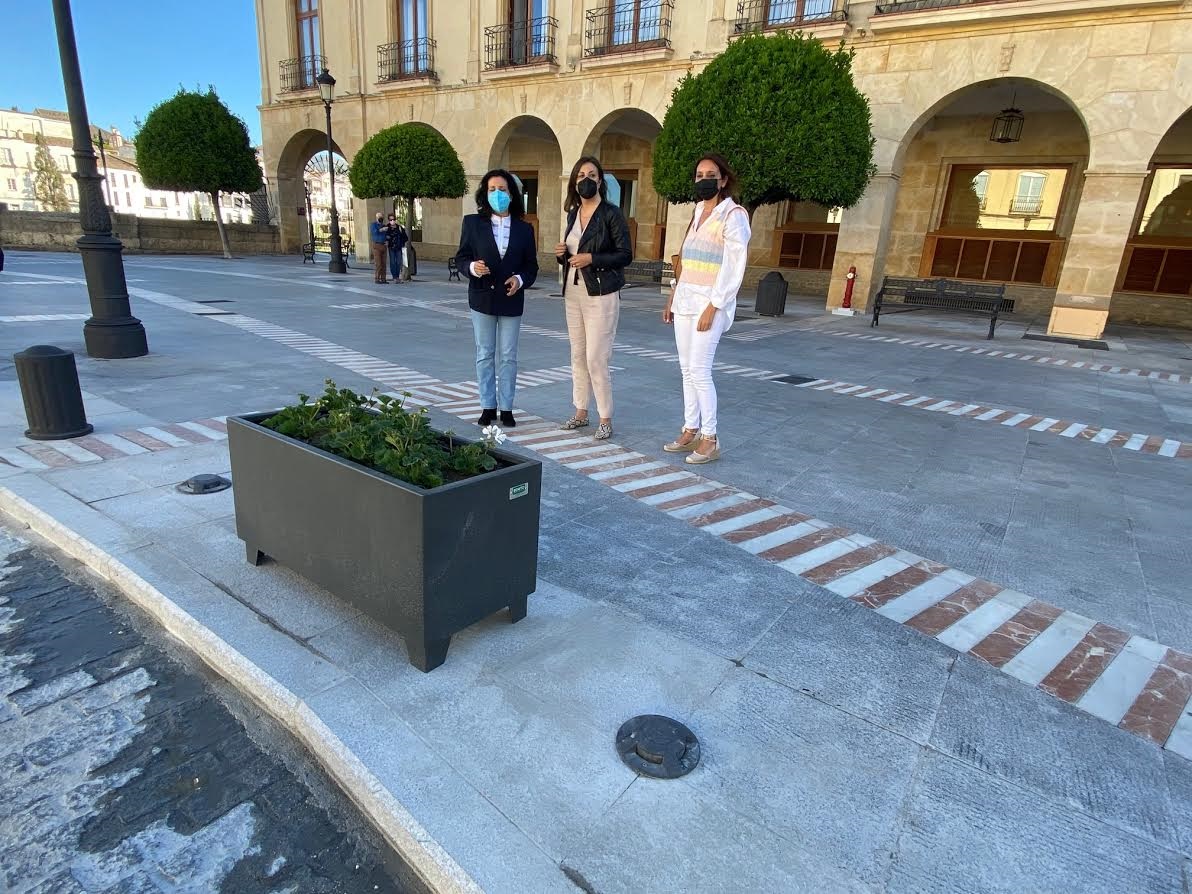 La alcaldesa y las ediles de Parques y Jardines y Obras, esta tarde en la plaza.
