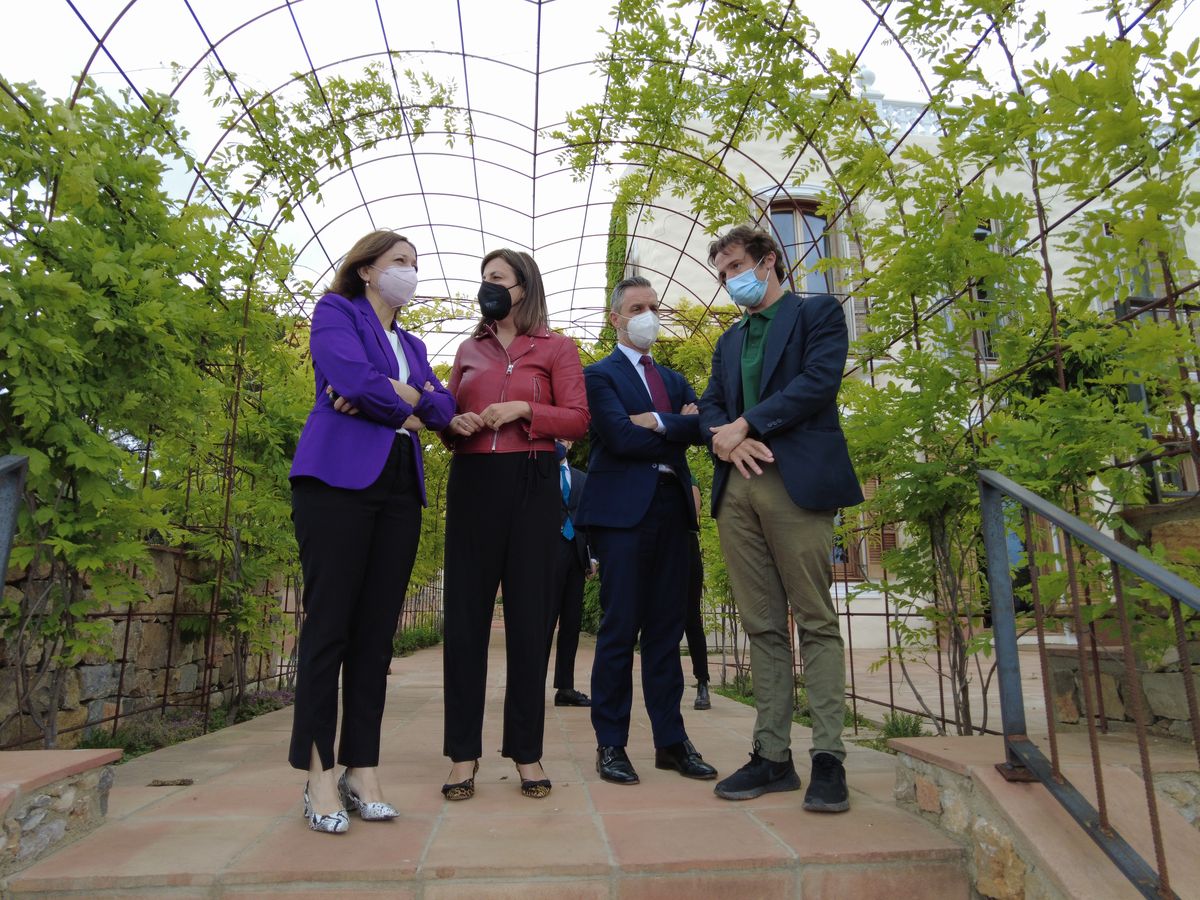 El consejero, junto a la alcaldesa, ha recorrido las instalaciones de la almazara..