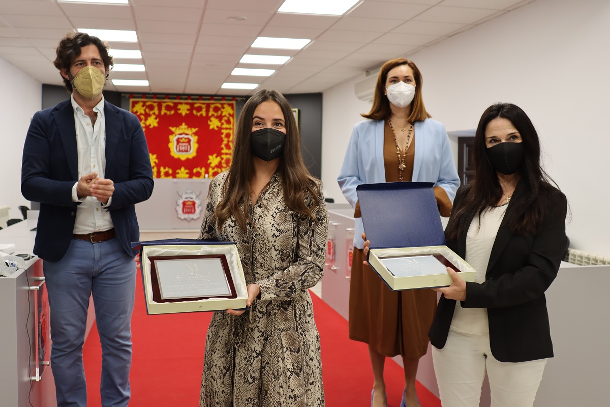 Dos familiares de las personas centenarias han recogido las distinciones.