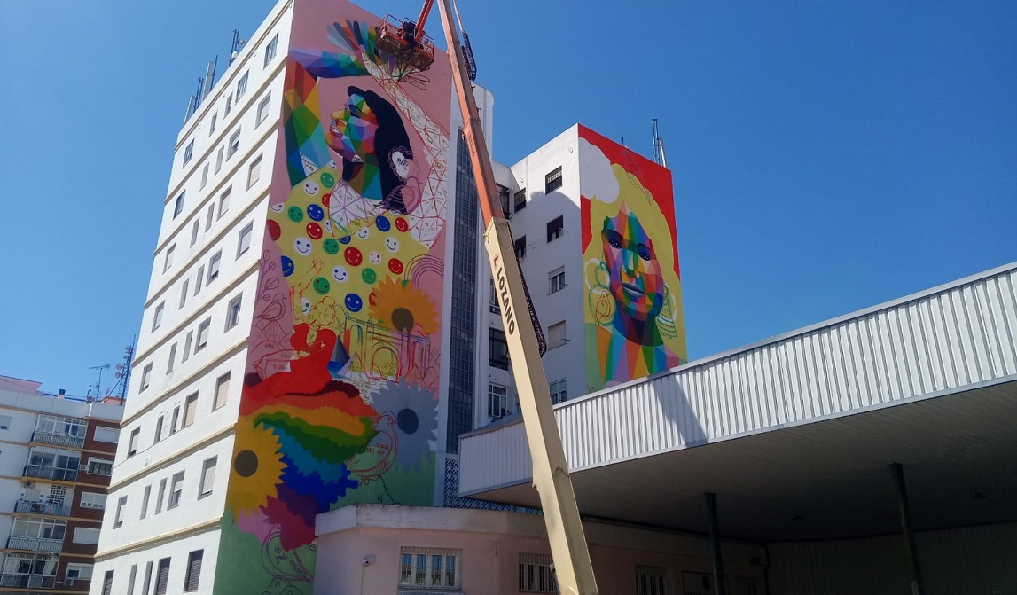 Instalación de uno de los murales firmados en Ronda por el artista Okuda.