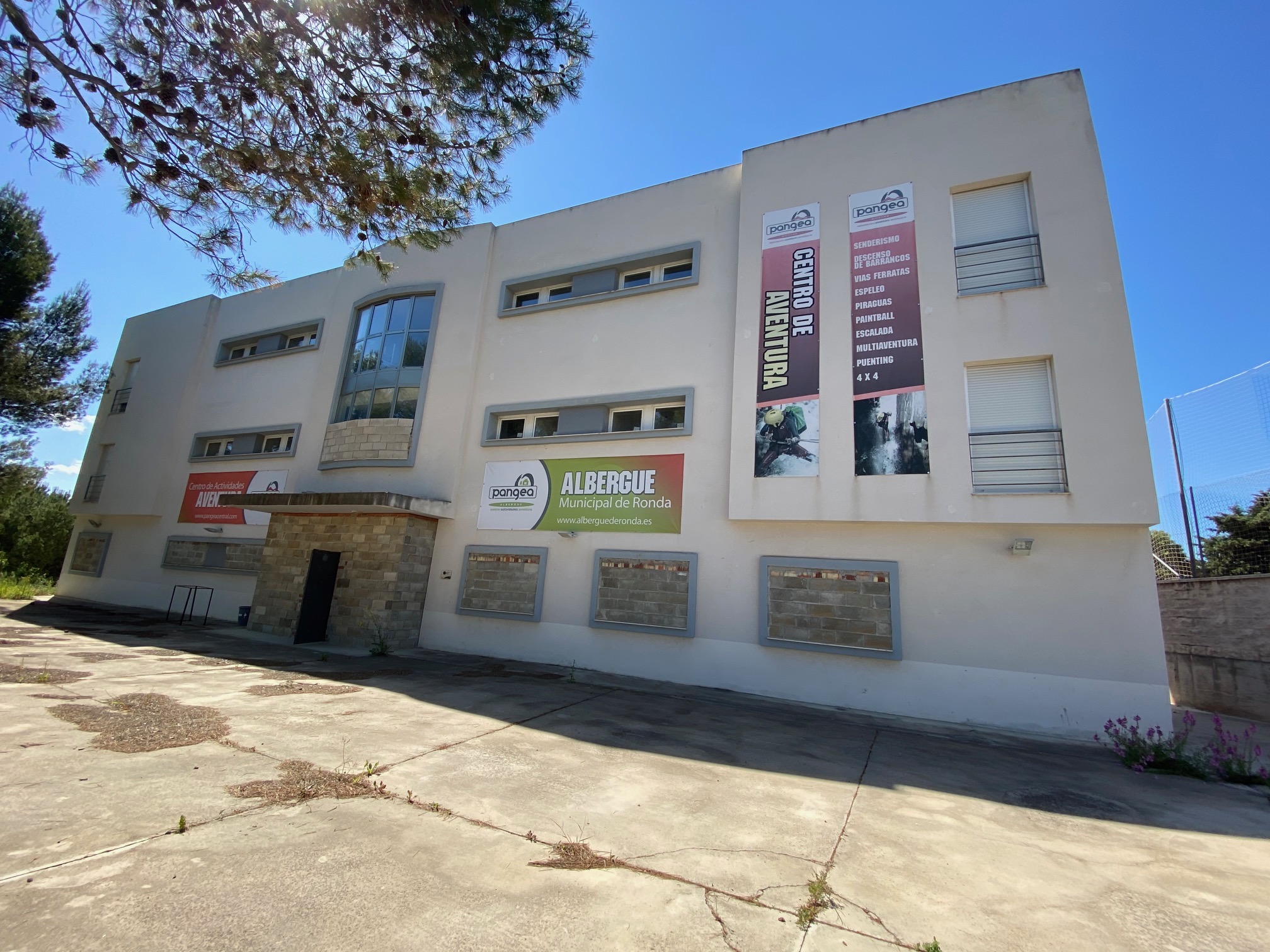 Actualmente las instalaciones no tienen ningún uso y están cerradas.
