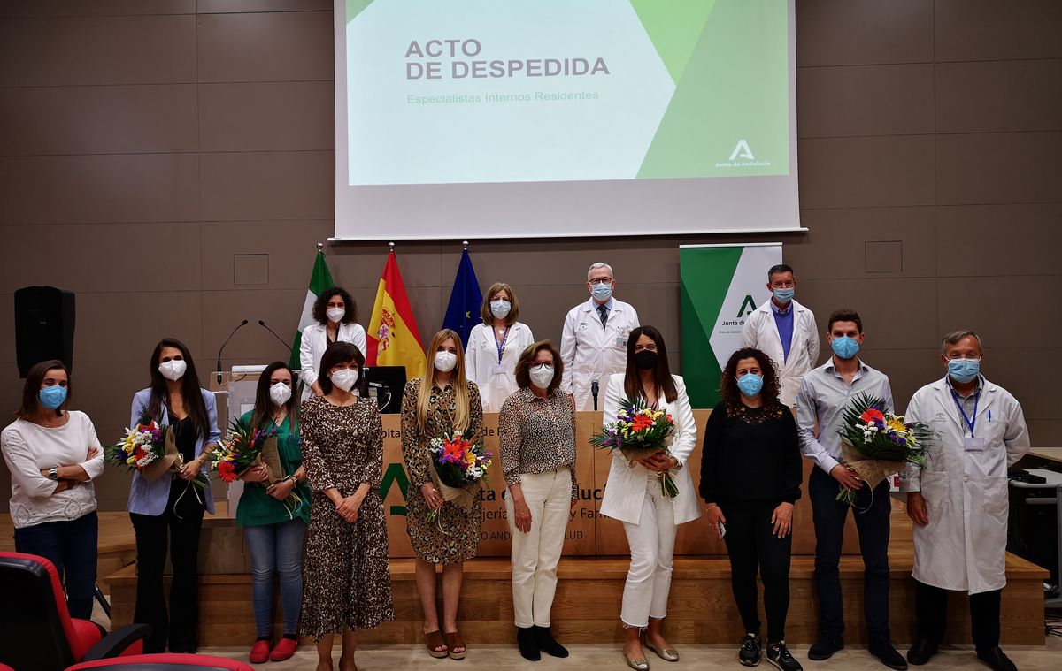 Los mécicos especialistas, con flores en ls manos, junto a directivos del Área Sanitaria Serranía.
