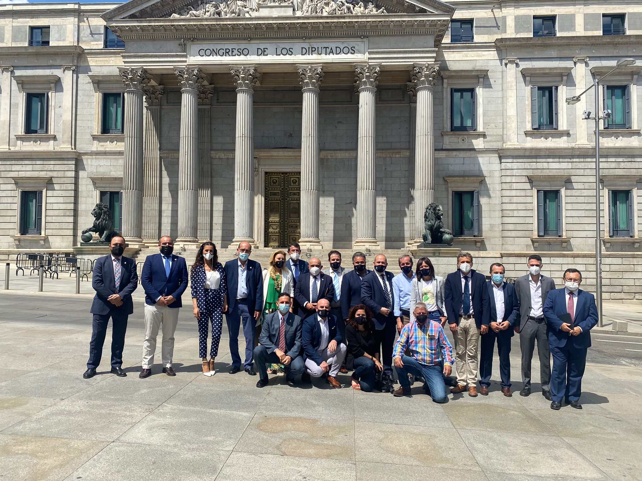 Diputados de la Comisión del Parlamento y alcaldes y concejales de los municipios de la Sierra de las Nieves, hoy en Madrid.