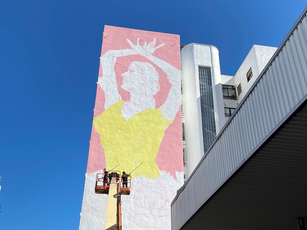 Este es el aspecto que presentaba el primer mural esta misma tarde.