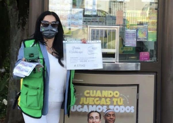 Josefa Vega en su punto de venta de la avenida de Málaga.