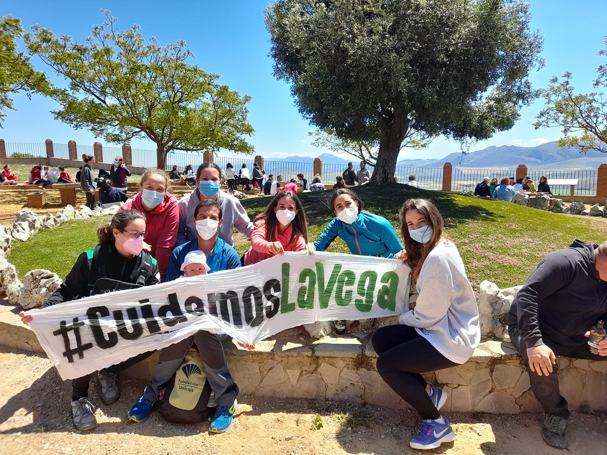 Un grupo de jóvenes con una pancarta a la finalización de la marcha.