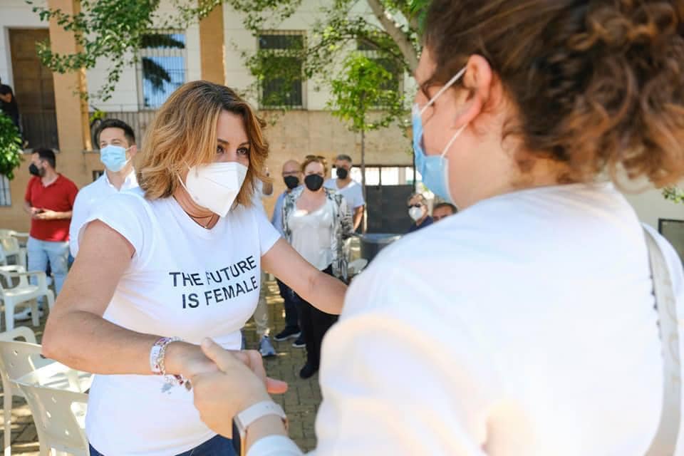 Susana Días saluda cariñosamente a Teresa Valdenebro durante su visita a Arriate.